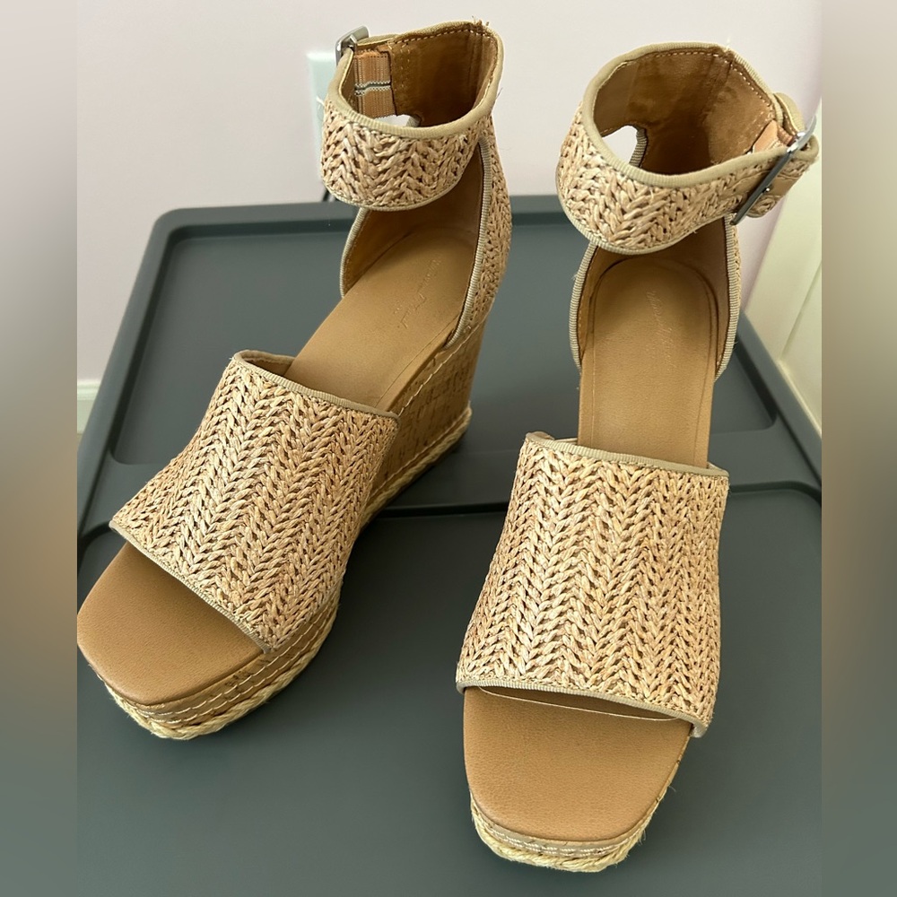 Universal Thread platform heels sz 9